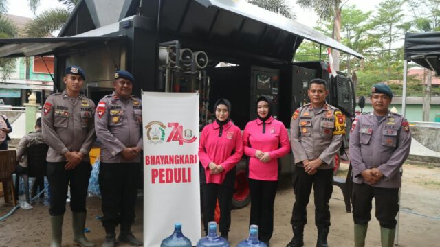 Polsek Delta Pawan Salurkan Air Bersih Layak Konsumsi Kepada Warga Kelurahan Mulia